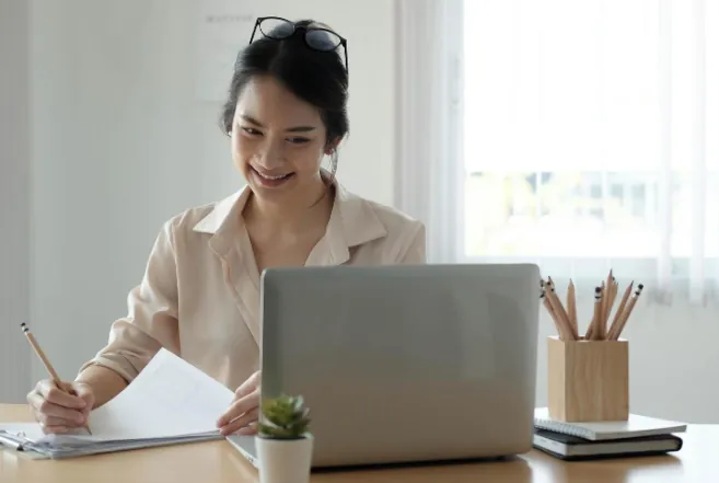 Empresário com laptop